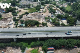 Cận cảnh bãi phế thải khổng lồ trên bãi sông Hồng trong mùa mưa bão