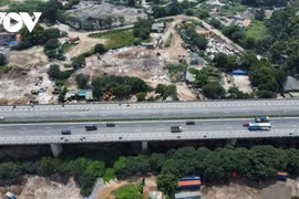 Cận cảnh bãi phế thải khổng lồ trên bãi sông Hồng trong mùa mưa bão