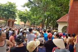 Cháy trường mầm non giờ ngủ trưa, phụ huynh hoảng loạn