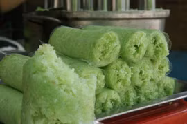 Món bánh ống lá dứa gây sốt dù mới xuất hiện ở Hà Nội