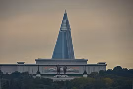 Bên trong khách sạn bỏ hoang lớn nhất thế giới ở Triều Tiên