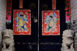 Xem Trung Quốc trang trí nhà cửa đón Tết Nguyên đán