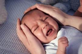 Bố giết con 4 tháng tuổi vì khóc nhiều: Lý giải nguyên nhân trẻ nhũ nhi quấy khóc