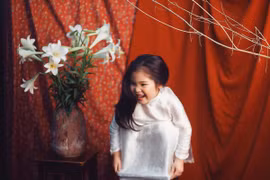 Bé 5 tuổi tạo dáng kiểu 'Thiếu nữ bên hoa huệ' siêu cấp đáng yêu