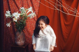Bé 5 tuổi tạo dáng kiểu 'Thiếu nữ bên hoa huệ' siêu cấp đáng yêu
