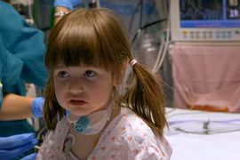 Bé gái đáng thương mắc bệnh có thể chết bất thình lình khi ngủ 