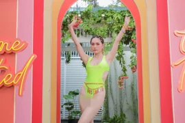 “Nữ đại gia quận 7” là mẹ 3 con vẫn mặc đồ bơi khoét hông