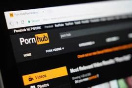 Bạn xem phim nóng gì Google Facebook đều biết cả