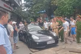 Gặp cảnh sát, ngồi lì trong xe sang Porsche không chịu ra