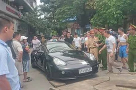 Gặp cảnh sát, ngồi lì trong xe sang Porsche không chịu ra