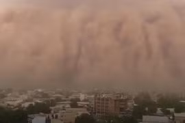 Video: Kinh hồn chứng kiến bão cát đỏ cao như bức tường trăm mét