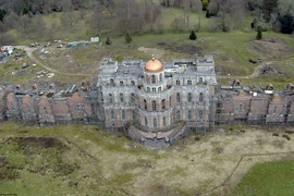 Tận mục biệt thự ma giá 56 triệu đô bị bỏ hoang