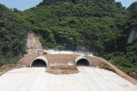 Thông hầm chui cao tốc Bắc Nam, trăm công nhân không nghỉ lễ giỗ Tổ