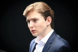 Con trai út nhà ông Trump “gây bão” vì điển trai như tài tử