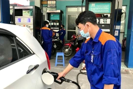 Giá xăng tiếp tục tăng vào ngày mai?