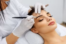 Một phụ nữ bị xuất huyết não sau khi xăm chân mày ở thẩm mỹ viện