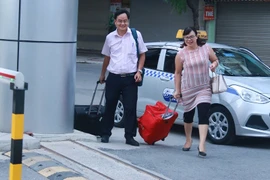 Giám thị ăn cháo vội, xách vali sớm lên đường coi thi THPT quốc gia