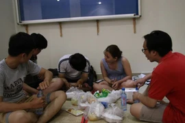 Cháy chung cư Carina: Dân sống vạ vật tầng trệt như người vô gia cư 