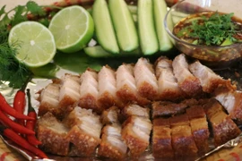 Làm thịt lợn quay kiểu Thái vô cùng giòn ngon, ăn mãi không chán