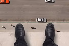 Những cái chết ngớ ngẩn bỗng nhiên từ “trên trời rơi xuống“