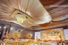 Choáng toàn cảnh đám cưới siêu xa hoa, tặng khách iPhone đời mới