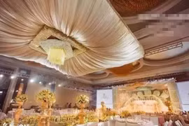 Choáng toàn cảnh đám cưới siêu xa hoa, tặng khách iPhone đời mới