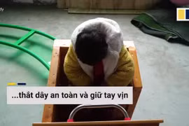 Video: “Ông bố quốc dân” tự tay làm tàu lượn siêu tốc cho con