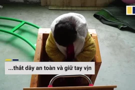 Video: “Ông bố quốc dân” tự tay làm tàu lượn siêu tốc cho con