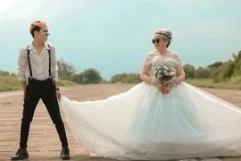 Bộ ảnh cưới bà nội - cháu trai khiến cư dân mạng choáng váng cực độ