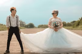 Bộ ảnh cưới bà nội - cháu trai khiến cư dân mạng choáng váng cực độ