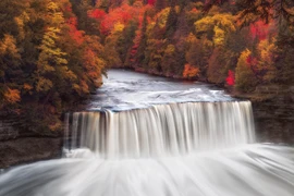 Ngắm nhìn vẻ đẹp lung linh của 10 thác nước đẹp nhất thế giới