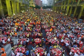 Choáng đại tiệc tân gia khổng lồ trải dài cả khu phố