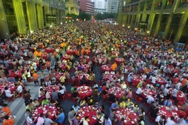 Choáng đại tiệc tân gia khổng lồ trải dài cả khu phố