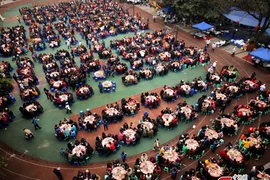 Đại gia tổ chức tiệc năm mới hoành tráng mời hàng xóm