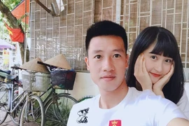 Ngắm bạn gái cực xinh của cầu thủ Huy Hùng với gu thời trang sành điệu