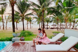 Bất ngờ với thời trang du lịch đầu năm của sao Việt 