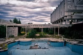 Bên trong những khách sạn bỏ hoang huyền bí