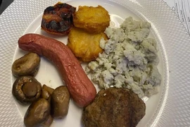 Suất ăn khoang hạng nhất bị “chê dở”, hãng bay phải xin lỗi