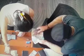 Long An: Hai người nước ngoài giả vờ đổi đô la rồi tráo tiền