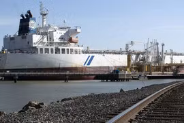 “Dầu bẩn” lên đường sang châu Á