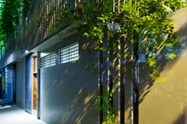 Nhà Xanh Hà Nội sốt xình xịch trên báo ngoại