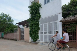 Ngôi nhà màu trắng ở phố huyện xuất hiện nổi bật trên báo Tây