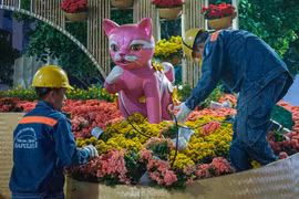 Hàng trăm công nhân xuyên đêm tháo dỡ đường hoa Nguyễn Huệ 