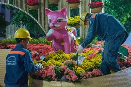 Hàng trăm công nhân xuyên đêm tháo dỡ đường hoa Nguyễn Huệ 