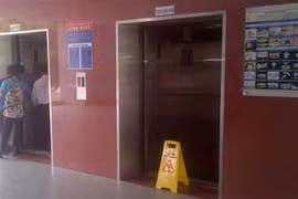 Thang máy BV ở Đà Nẵng rơi tự do, cụ ông gãy xương