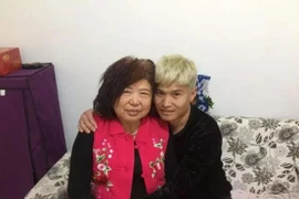 Chồng 28 tuổi, vợ 65 tuổi chia sẻ về áp lực chuyện con cái