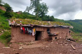 'Làng vách đá' ở Trung Quốc làm giàu nhờ lên mạng kể khổ