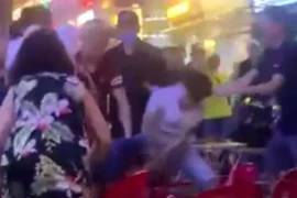 Công an xã bị côn đồ dùng kéo đâm trọng thương 