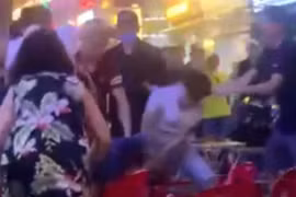 Công an xã bị côn đồ dùng kéo đâm trọng thương 