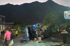 15 khách Tây nhập viện sau vụ lật xe khách